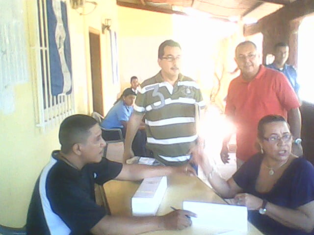 Nora Orozco, Fernando Ortega e Israel Cortez Lazo, del FSLN recibieron credenciales de manos del Pdente del CEM Daniel Martinez